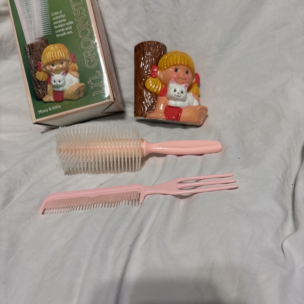 VINTAGE Lil Groomster Brush and Comb Set Ceramic Holder #5394G Missy And Kitty - Picture 7 of 8